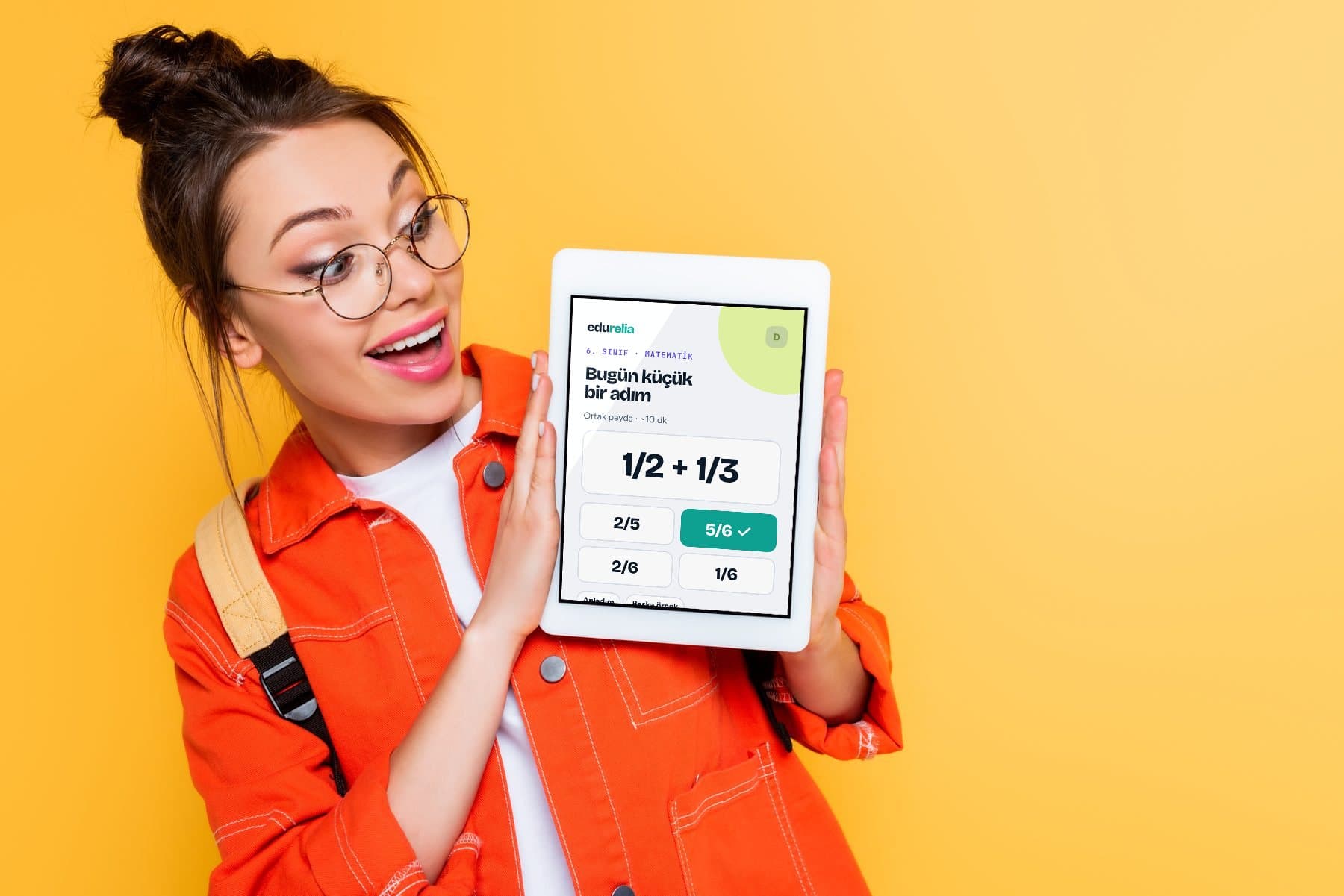 Tabletinde EduRelia’yı gösteren öğrenci