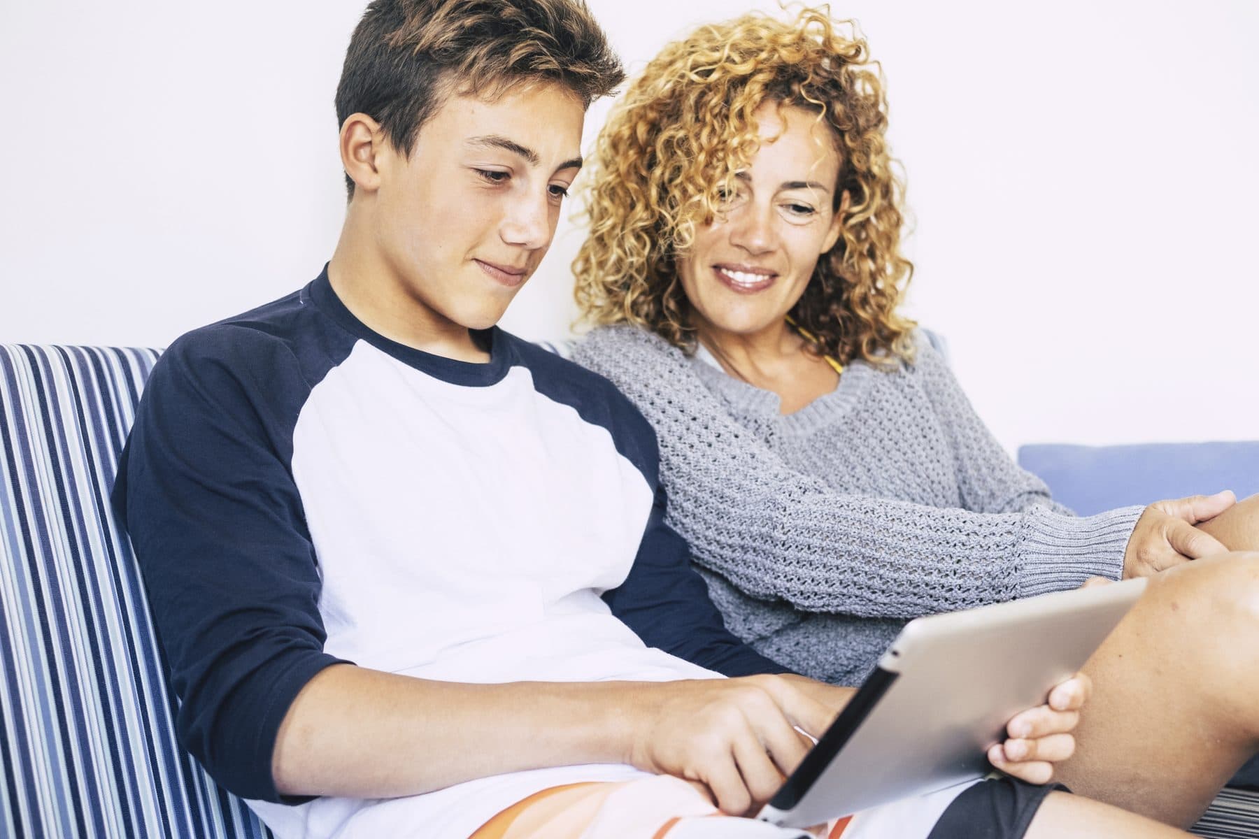 Tablette birlikte çalışan genç ve annesi